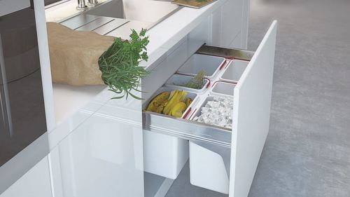 Łatwa organizacja segregacji odpadów w kuchennych szafkach